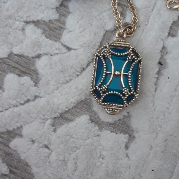 Earrings and necklace - Picture 3 of 4